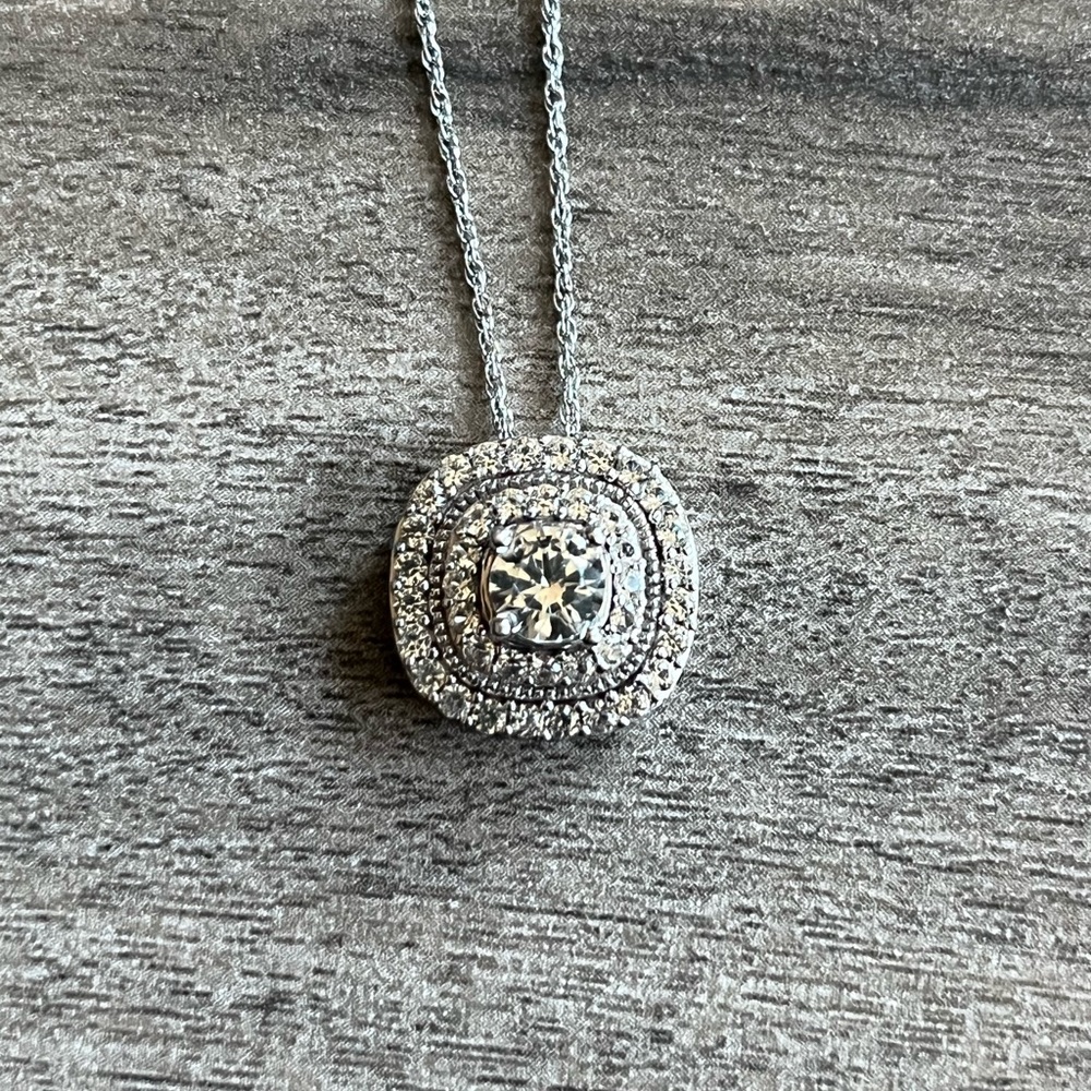 Stunning 925 Sterling silver necklace with CZ